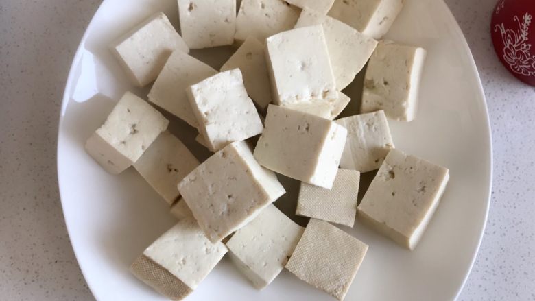 经典肉末豆腐,焯好的豆腐盛出来沥干水分备用。