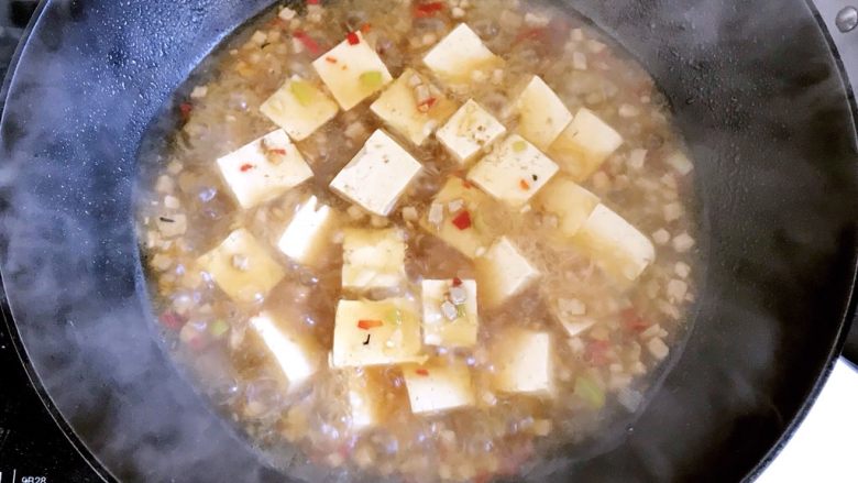 经典肉末豆腐,放锅中的汤变少为原来一半，加入<a style='color:red;display:inline-block;' href='/shicai/ 756'>鸡精</a>，加入水淀粉，用铲子不断翻动汤汁，注意不要把豆腐铲碎了，待汤汁变浓稠时就可以出锅了。