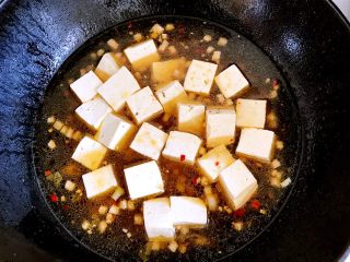 经典肉末豆腐,填汤，烧开，放入豆腐大火炖一小会。汤不要填太多，放入两块冰糖，盐少许。