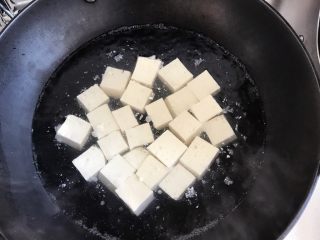 经典肉末豆腐,锅中添水烧开后放入豆腐，焯一下，这样可以去除豆腐的豆腥味和苦涩味，还能使豆腐在烹饪过程中不容易碎。
