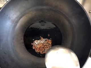 经典肉末豆腐,锅中放少许油，油热以后放入花椒炒出香味把花椒铲出扔掉。