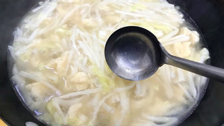 魏兄最喜欢吃的面疙瘩汤系列の素食,用勺子轻轻搅拌几下，约摸煮5.6分钟的样子，偶尔搅拌几下，以免粘锅