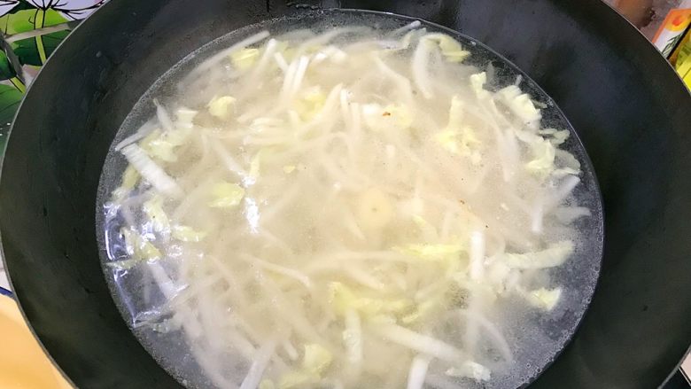 魏兄最喜欢吃的面疙瘩汤系列の素食,入适量清水，转大火
