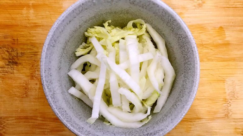 魏兄最喜欢吃的面疙瘩汤系列の素食,白菜洗净，如图所示，切成丝，控干水分，备用