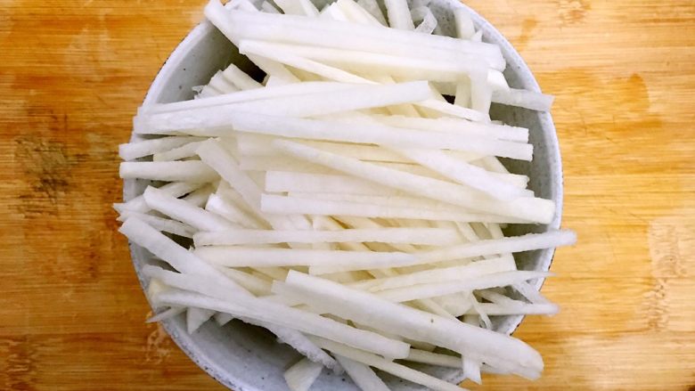 魏兄最喜欢吃的面疙瘩汤系列の素食,萝卜去皮，洗净，如图所示，切成丝，备用