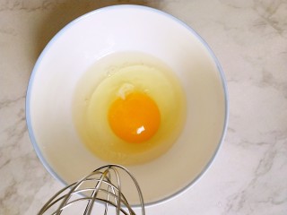 #宝宝辅食#奶酪馒头蒸蛋,鸡蛋打入一个碗中，打撒，鸡蛋壳记得留下，最好鸡蛋壳差不多分为两个相等的蛋壳