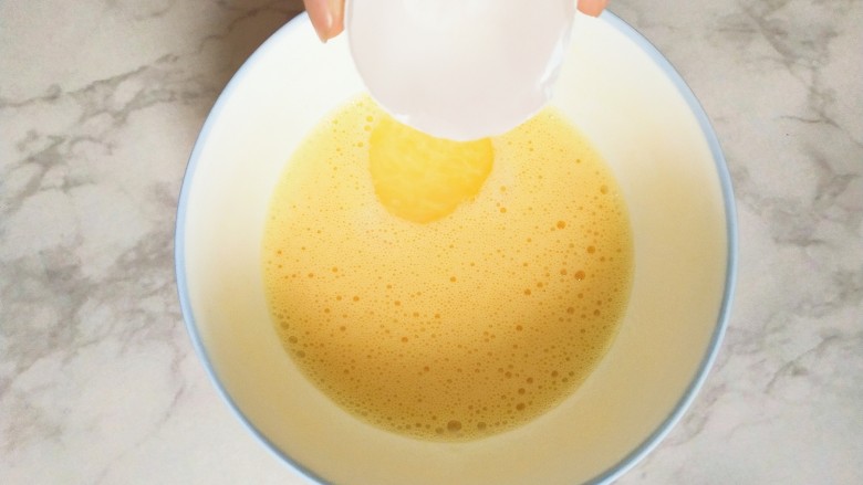 #宝宝辅食#奶酪馒头蒸蛋,取半个蛋壳加满水，倒入蛋液中，加三次，搅拌均匀