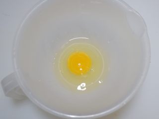 卡通面包超人蛋羹,找一个稍大一点的容器，将鸡蛋打入。
PS：鸡蛋需要是室温的鸡蛋，冷藏的鸡蛋请回温后在用，如果着急，就拿出鸡蛋在稍微烫手的热水中浸泡一会帮助鸡蛋回温。
打出的鸡蛋记得称重。