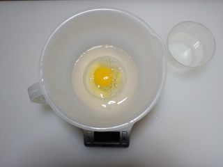 卡通面包超人蛋羹,加入同等重量的温水。
PS：温水就是你喝进去不烫嘴，但又不会凉，接近于体温的水。如果实际测温，应该是37水吧。
第一步称好的鸡蛋，那你就知道你鸡蛋的克数了，加入同等重量的温水。一般普通鸡蛋就是50-60克之间。