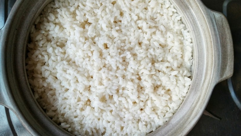 腊味煲仔饭――做出好吃的饭原来可以这么简单！,米饭煮到八成熟后开盖看一下。