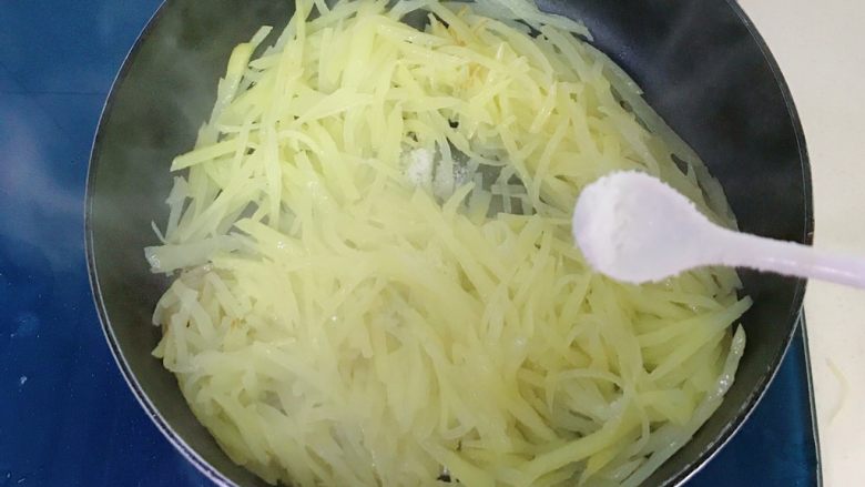 香葱胡椒土豆丝,加入适量的盐继续翻炒至变色变软