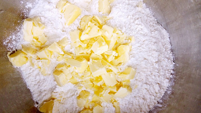 红薯芝麻饼干棒,软化的黄油加入低筋面粉中