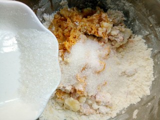 红薯芝麻饼干棒,加入30克左右的白糖，红薯带有甜味，白糖不用放太多