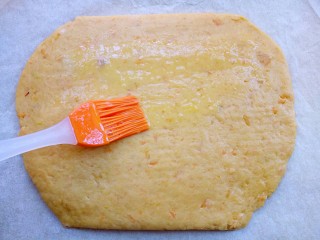 红薯芝麻饼干棒,刷上一层蛋液