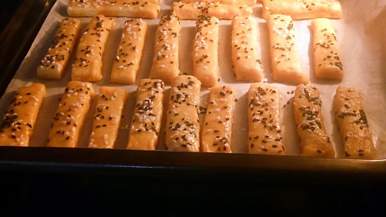 红薯芝麻饼干棒, 烤箱上下火调170°，提前预热十分钟。放入烤盘，中层烤15分钟