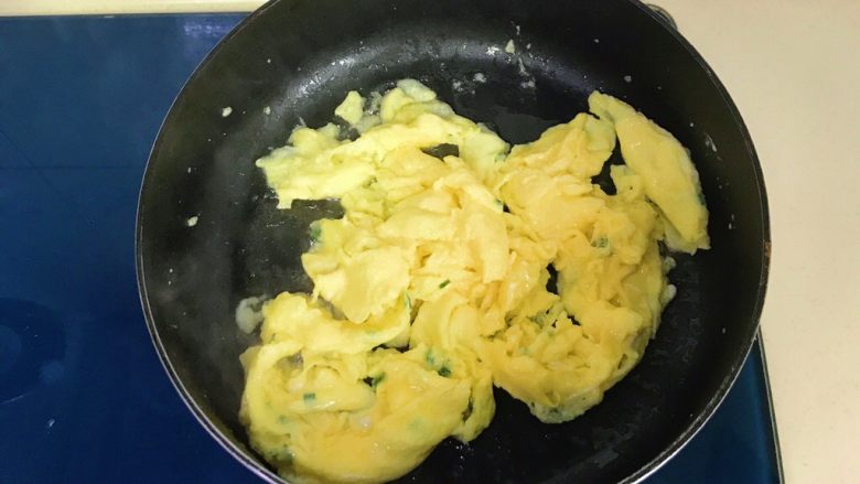 火山芙蓉,快速翻炒，蛋液凝固就盛出碗中