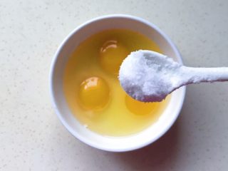 火山芙蓉,鸡蛋打在碗中，加入适量盐加入少许葱花，打散成蛋液