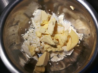 奶酪司康,将室温融化的奶油奶酪和黄油放在盆中。