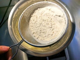 奶酪司康,筛入200g低筋面粉和4g泡打粉，用筛入面粉的方法有助于司康更蓬松。