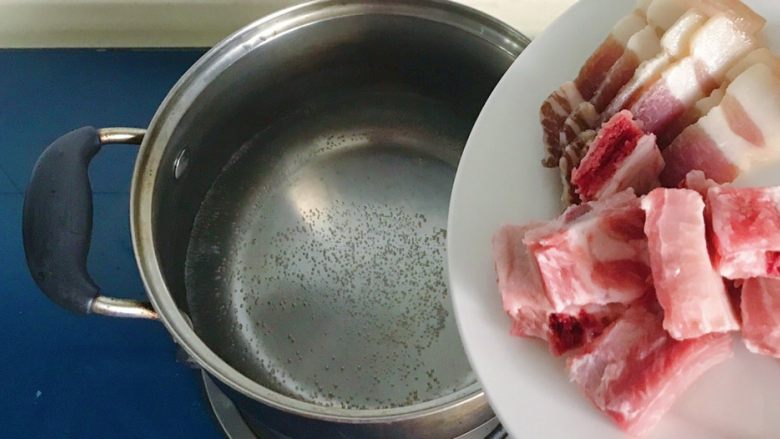 舌尖上的美味-腌笃鲜,把肋排和腌肉下锅焯水
