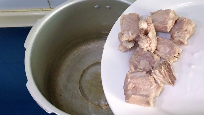舌尖上的美味-腌笃鲜,把肋排放入高压锅中，水位以没过肋排三毫米为准