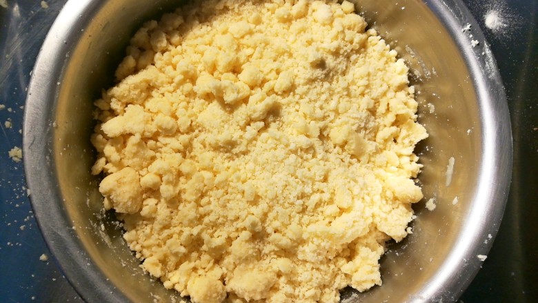 奶酪司康,这时候要用我们的双手，将奶油奶酪和面粉白砂糖混一起搓成小颗粒。