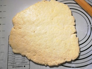 奶酪司康,将面团擀成1.2cm厚的片，要均匀。