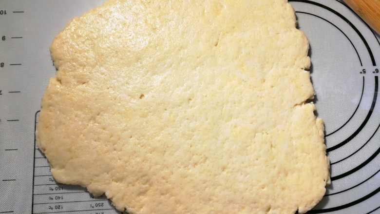 奶酪司康,将面团擀成1.2cm厚的片，要均匀。