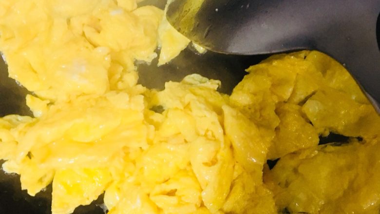韭黄炒鸡蛋,待蛋液凝固了，用铲子边炒边切成小块