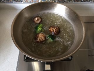 蔬菜鸡肉肠,蔬菜洗净，花菇和西兰花焯水