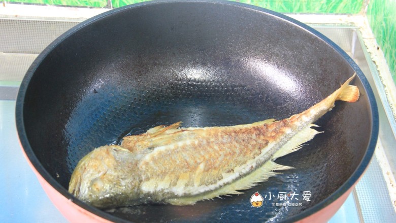 过年菜----酱烧黄花鱼,煎至两面金黄时捞出把油沥干。