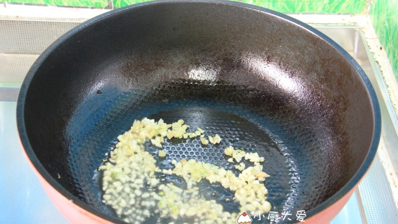 过年菜----酱烧黄花鱼,重新起锅，锅里倒入剩下的花生油，三成热时把蒜末下锅炒香