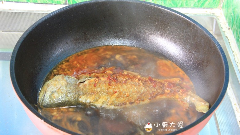 过年菜----酱烧黄花鱼,中火烧开后，把煎好的黄花鱼下锅
