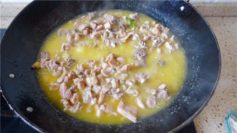冷吃兔,一直翻炒，炒至兔肉水分烧干，以锅里油变清澈为准。