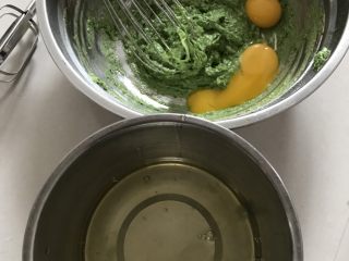虎皮菠菜汁蛋糕卷,把蛋黄和蛋白分开，蛋黄直接放入菠菜面糊中，装蛋白的盆要无油无水