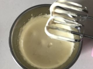 虎皮菠菜汁蛋糕卷,用电动打蛋器打发至比较粘稠有明显纹路，体积明显变大，变成奶白色