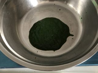 虎皮菠菜汁蛋糕卷,接下来做蛋糕卷部分，把菠菜泥放入盆内