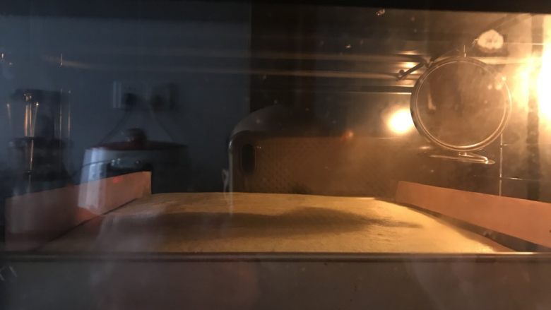 虎皮菠菜汁蛋糕卷,放进提前预热好的烤箱中层上下火165度25分钟