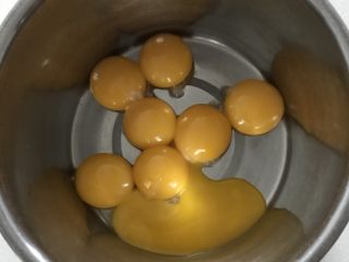 虎皮菠菜汁蛋糕卷,开始做虎皮，把蛋黄放入无油无水的容器中