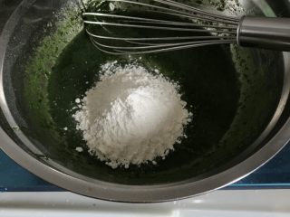虎皮菠菜汁蛋糕卷,倒入低筋面粉