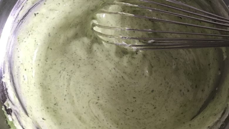 虎皮菠菜汁蛋糕卷,取三分之一蛋白放入蛋黄糊中，用手动打蛋器快速Z字形搅拌均匀