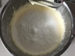 虎皮菠菜汁蛋糕卷,筛入玉米淀粉，用电动打蛋器低速挡搅拌均匀