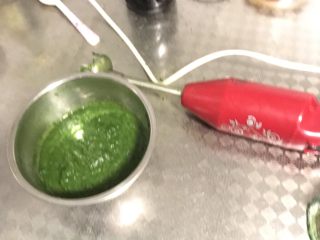 虎皮菠菜汁蛋糕卷,用食品料理机打成泥