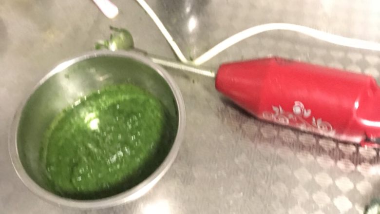虎皮菠菜汁蛋糕卷,用食品料理机打成泥