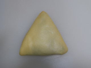 花式豆沙面包,再折叠过来，整形成三角形。