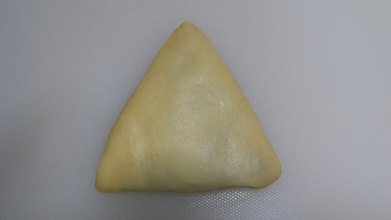花式豆沙面包,再折叠过来，整形成三角形。