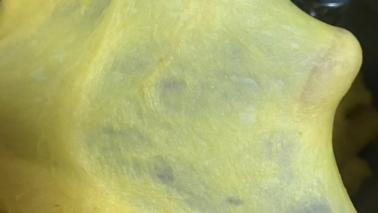 营养南瓜吐司,加入黄油，揉至完全扩展，拉开半透明不会轻易破的膜