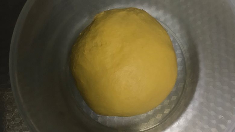 营养南瓜吐司,揉圆放进保鲜盒进行一次发酵，25-28度左右，发酵至2.5倍大