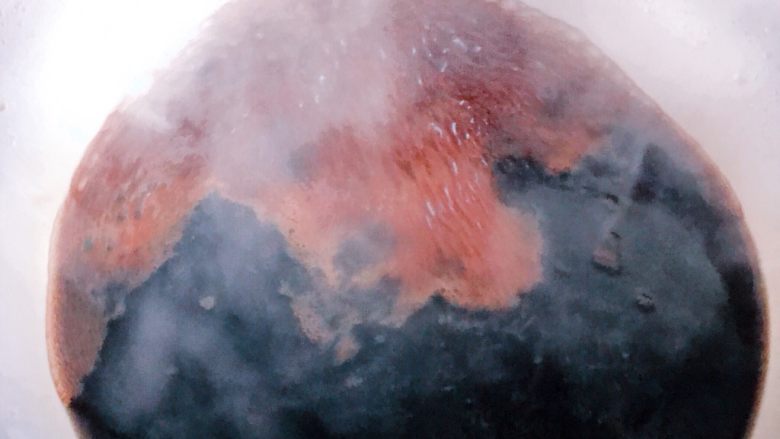 舌尖上的翡翠碧玉——陈醋腊八蒜,在适宜烧水的2100度下，煮沸。加热的陈醋有很好的抑菌和杀菌作用，能有效预防肠道疾病、流行性感冒和呼吸疾病。