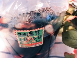 舌尖上的翡翠碧玉——陈醋腊八蒜,做一个日期标签。并将腌制大蒜的罐头瓶放置于4度冰箱内。保持在低温环境中腌制。腌制时间持续15天。